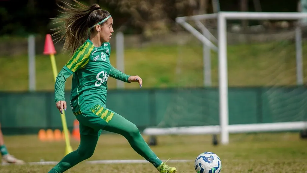 Jogadora do time feminino do Juventude em treinamento