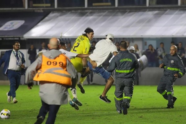 Fernanda Luz/AGIF/ Cássio sendo agredido quando saia do gramado na Vila Belmiro. 