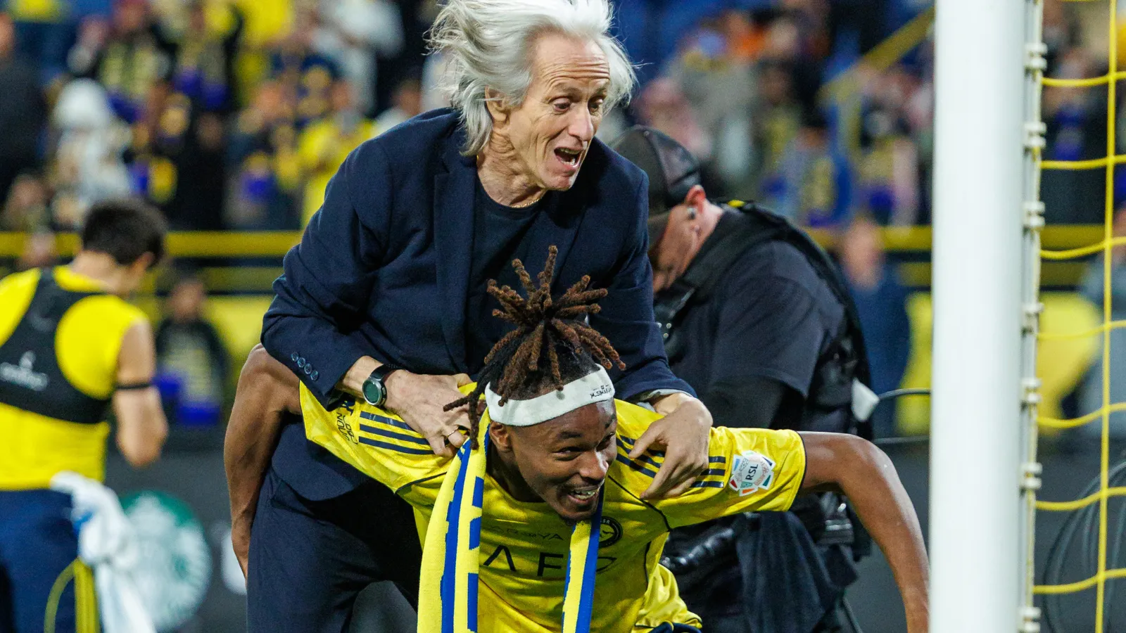 Jorge Jesus “rouba a cena” por comemoração na Arábia. Foto: Abdullah Ahmed/Getty Images