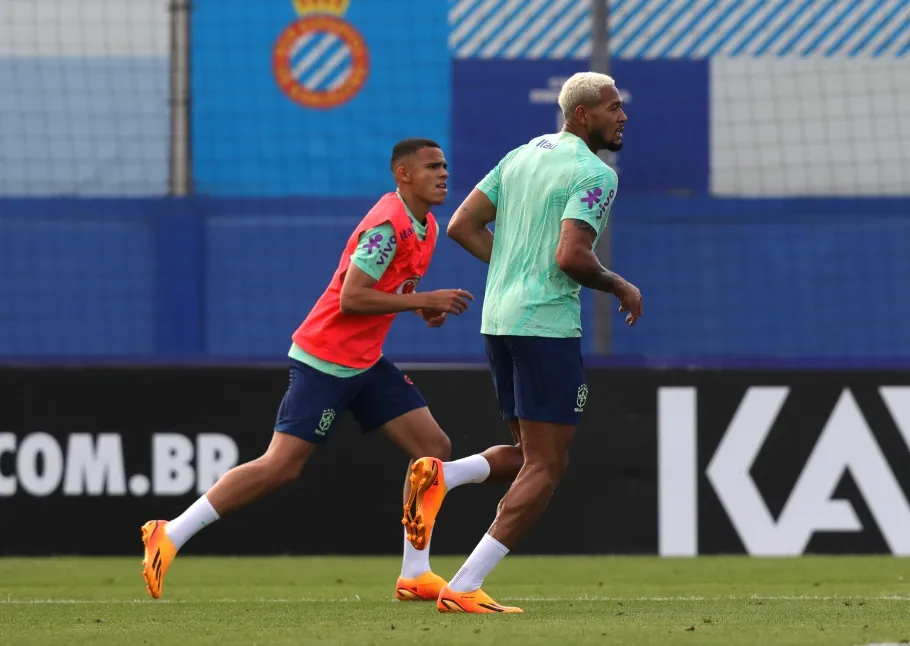 Vanderson (e) treina ao lado de Joelinton | Créditos: Joilson Marconne/CBF