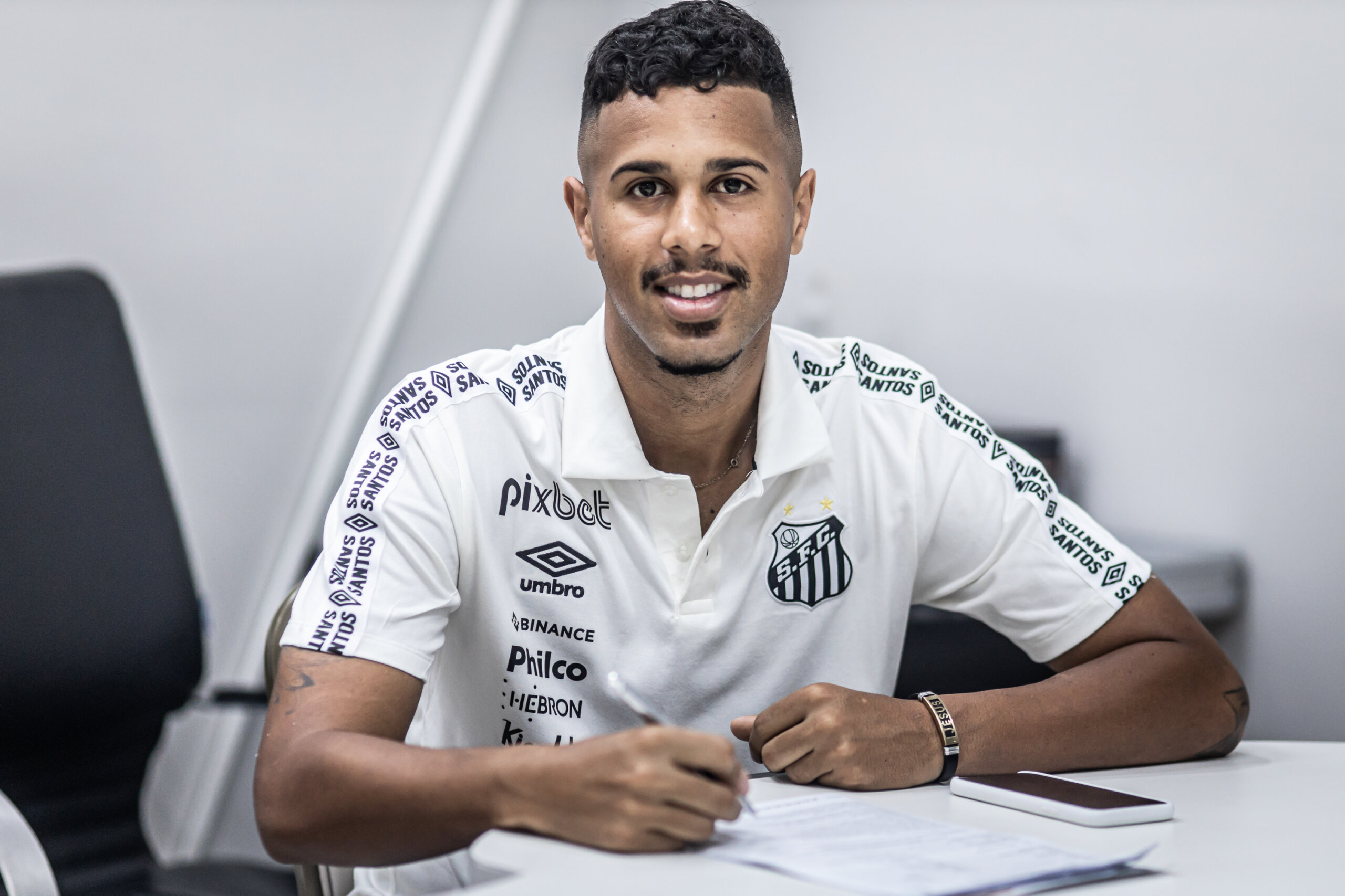 Santos FC acerta renovação com meia Ed Carlos até 30 de junho de 2026 -  Santos Futebol Clube