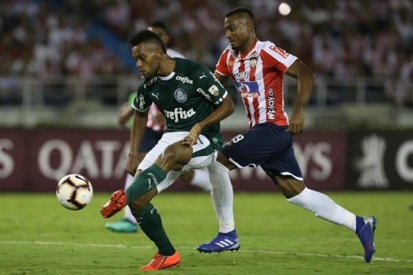 Foto: Cesar Greco – Borja, ainda no Palmeiras, marca um dos gols de vitória contra o Junior em Barranquilla