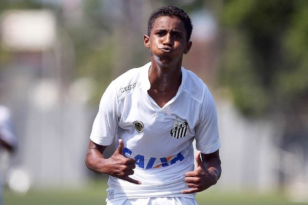 Lucas Sena em ação na base da Santos. Antes de ser lateral, o Menino da Vila atuava como atacante -Foto: Pedro Ernesto Guerra Azevedo/ Santos FC