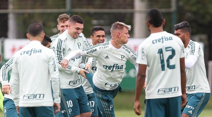 Elenco do Palmeiras aplicou um trote em Roger Guedes após o jogador desrespeitar decisão do técnico Eduardo Baptista. Foto: César Greco/ Palmeiras