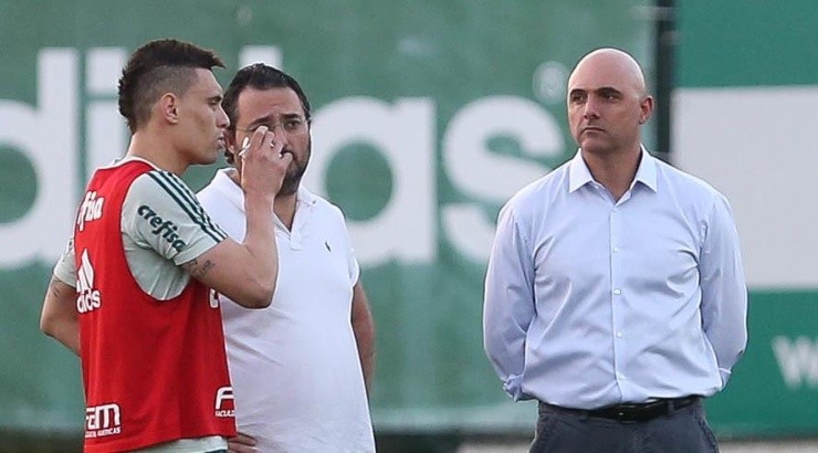 Moisés, Maurício Galiotte e Alexandre Mattos conversando durante um treino do Palmeiras na Academia de Futebol. Foto: César Greco/ Palmeiras