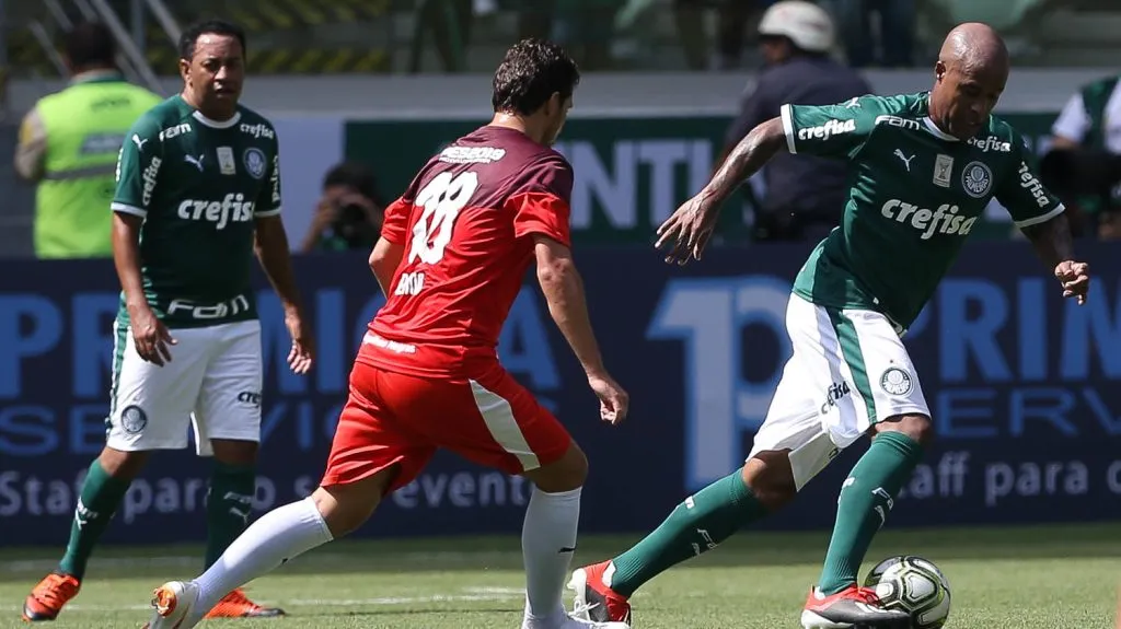 Marcos Assunção batendo uma bla no Allianz Parque depois da aposentadoria, em evento comemorativo do Palestra – Foto: Flickr Oficial Sociedade Esportiva Palmeiras