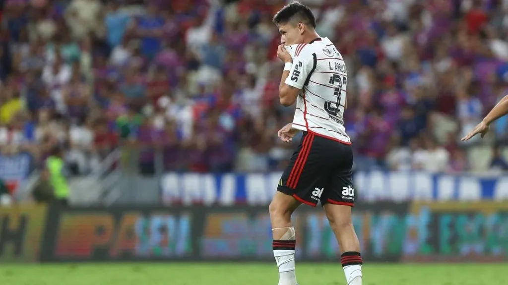 Luiz Araújo beijando o símbolo do Flamengo