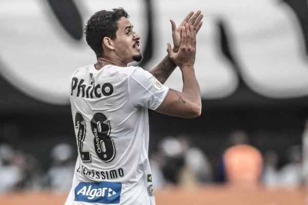 Foto: Ivan Storti/Santos FC – Lucas Veríssimo em ação pelo Santos em 2020 antes de ser vendido ao Benfica