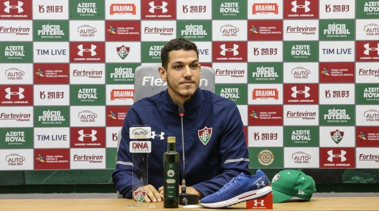 Nino saiu em defesade Gabigol. Foto: Lucas Merçom