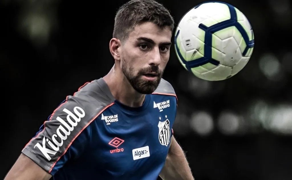 No Brasil, Luan Peres se destacou com camisa do Santos – Foto: Ivan Storti / Flickr Santos FC