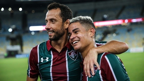 FOTO: LUCAS MERÇON/ FLUMINENSE F.C. – Miguel ao lado do veterano Nenê em tempos de Fluminense