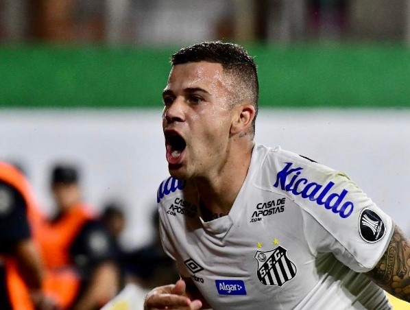 Crédito: Staff Images/ Jobson com a camisa do Santos. 