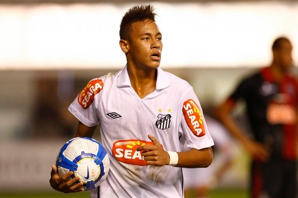 Foto: Ricardo Saibun – Neymar era o grande destaque do Santos naquele período         Foto: Divulgação/Santos FC – Jogadores comemoram um dos gols do Santos no jogo