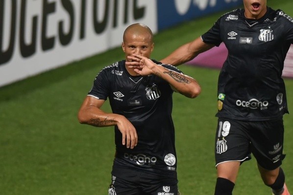 Foto: Ivan Storti/Santos FC – Volante de 37 anos deu assistência para gol de Rwan em empate com Dep. Táchira