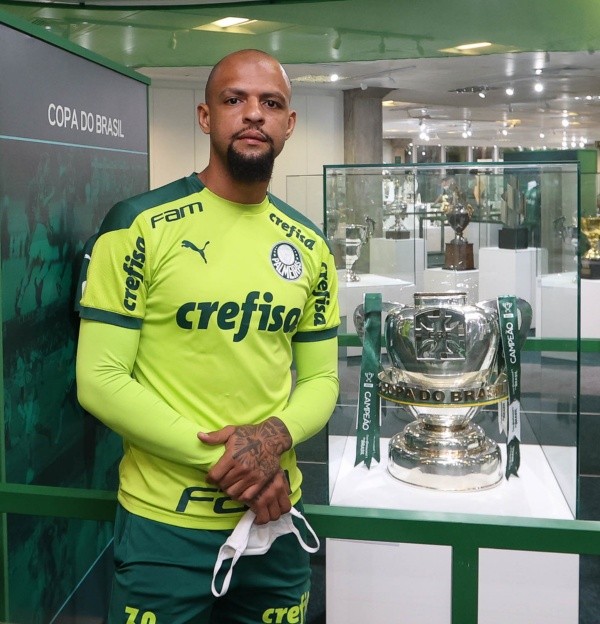 Felipe Melo durante a visita para sala de troféus do Palmeiras. Foto: César Greco/ Palmeiras