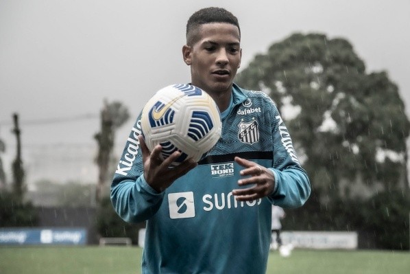 Foto: Ivan Storti/Santos FC – Ângelo foi elogiado pelo jornal Sport e foi alvo até de comparações com Neymar