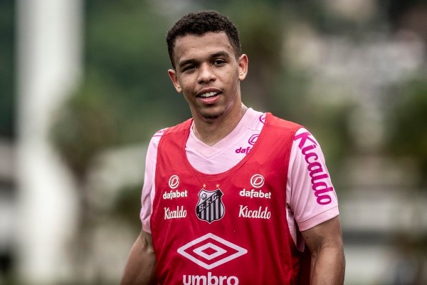 Foto: Ivan Storti/Santos FC – Sandry (foto) deve iniciar no time titular em jogo no Chile pela Sul-Americana