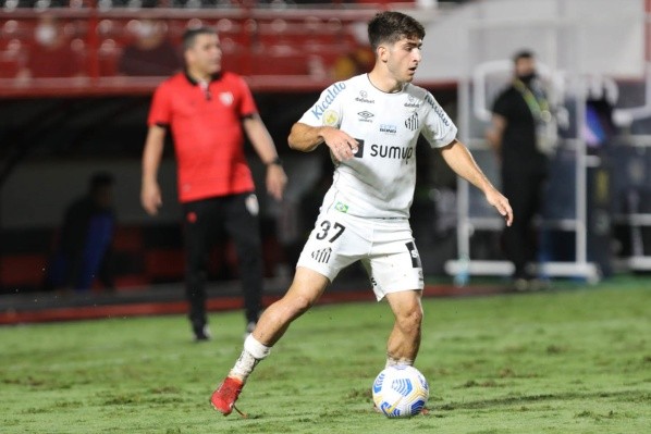Foto: (Flikcr Oficial Santos) - Lacava durante sua primeira partida entre os profissionais do Santos