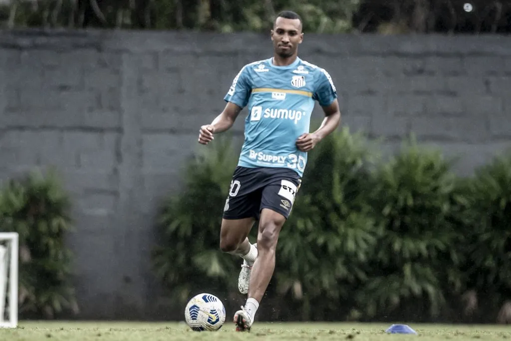 Foto: Ivan Storti/Santos FC – Lucas Braga se destacou nos treinos desta semana no CT Rei Pelé e deve ser titular contra o Goiás