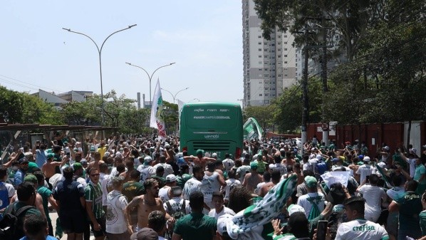 Foto: Cesar Greco – Torcida do Palmeiras se despediu do elenco antes do embarque ao Uruguai para final da Libertadores
