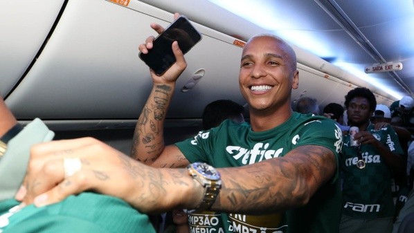 Foto: César Greco – Deyverson, autor do gol do título, faz a festa em avião no retorno do Palmeiras a São Paulo