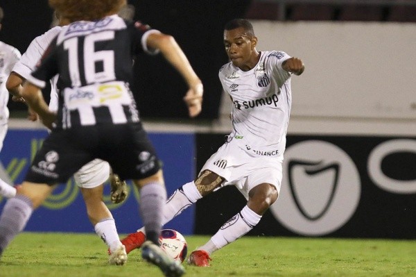 Foto: Pedro Ernesto Guerra Azevedo/Santos FC – Lucas Pires deve começar a temporada como titular do Santos na LE