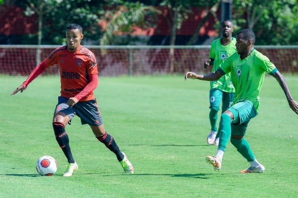 Foto: Flickr Oficial CR Flamengo/Marcelo Cortes | Lázaro fica no Flamengo