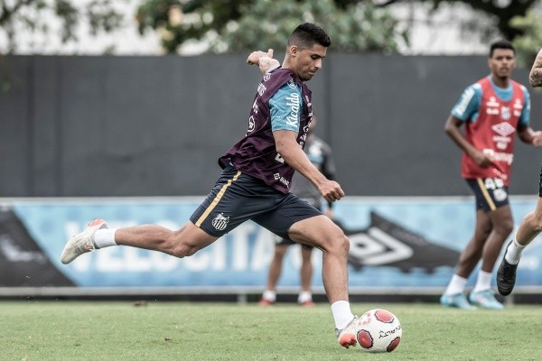 Foto: Ivan Storti/Santos FC – Daniel Guedes tem contrato expirando no Santos em junho e estaria em negociação com o Grêmio