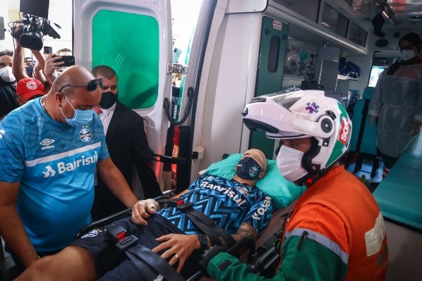 Foto: (Flickr Oficial Grêmio/Lucas Uebel/Grêmio FBPA) - Villasanti, do Grêmio, precisou ser levantado para o hospital após o ataque ao ônibus da delegação