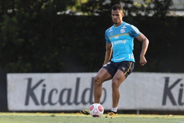 Foto: Pedro Ernesto Guerra Azevedo/Santos FC – Derick subiu do time sub-20 para ocupar espaço de desfalques no time de Lisca