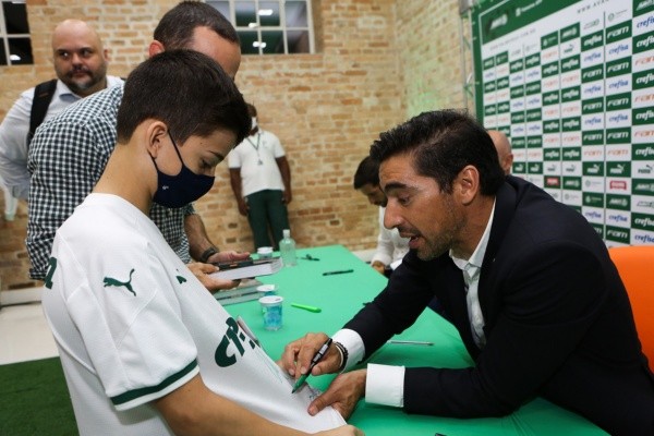 Foto: Fabio Menotti – Abel dá autógrafo a palmeirense durante lançamento de seu livro, em São Paulo, na última segunda-feira