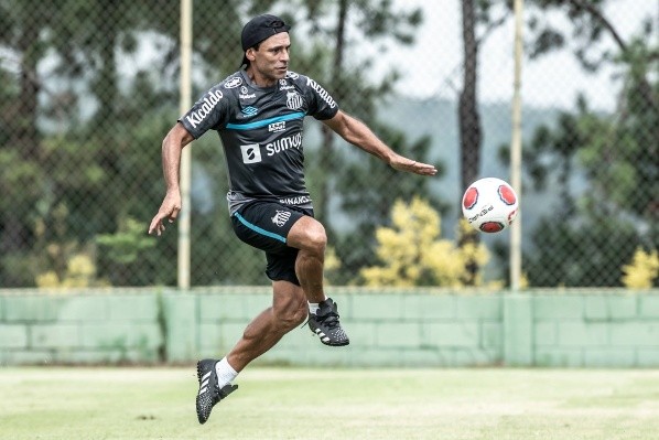 Foto: Flickr Oficial Santos FC/Ivan Storit | Bustos escala o Santos com 6 desfalques