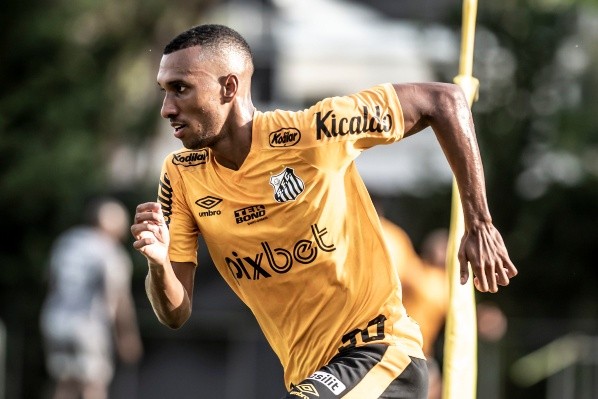 Foto: Ivan Storti/Santos FC – Lucas Braga deve ser mantido na função de lateral-direito contra o Corinthians
