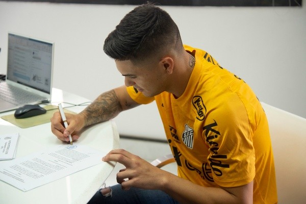 Foto: Ivan Storti/Santos FC – Rodrigo Fernández tem contrato de empréstimo no Santos expirando em 31 de dezembro