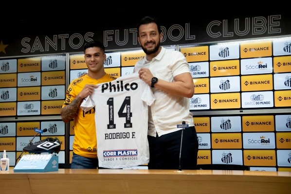 Foto: (Flickr Oficial Santos/Ivan Storti/Santos FC) - Rodrigo Fernández, ao lado de Edu Dracena, vai vestir a camisa 14 no Santos