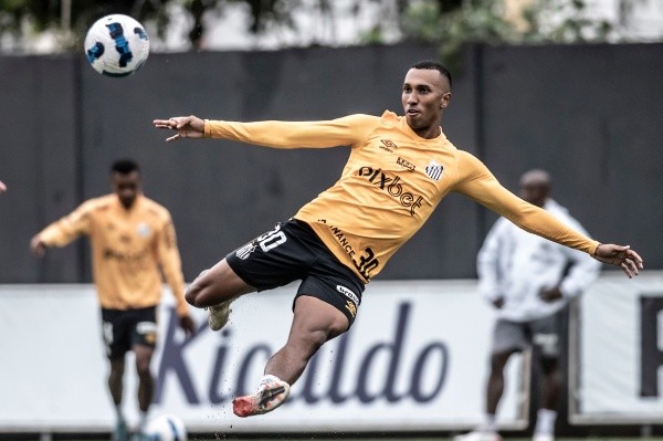 Foto: Lucas Musetti/Santos FC – Lucas Braga é alvo de time de Carille no Japão e Santos deve receber oferta em dezembro