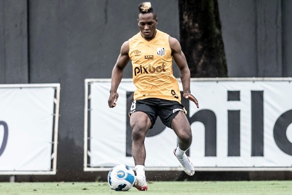 Foto: Ivan Storti/Santos FC – Atacante Jhojan Julio está encostado no elenco do Santos e recebeu sondagem da MLS