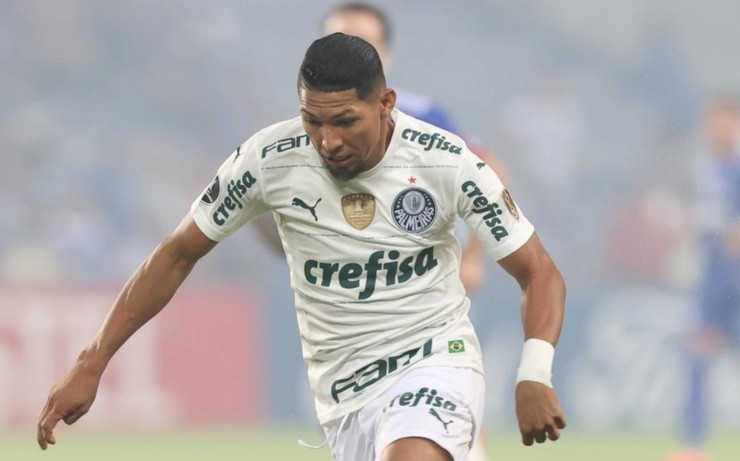 Foto: Cesar Greco – Rony foi titular contra o Emelec e deve começar do banco contra a Juazeirense neste sábado