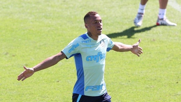 Foto: Cesar Greco – Breno Lopes chegou a ser testado como centroavante, mas deve iniciar no banco contra Emelec