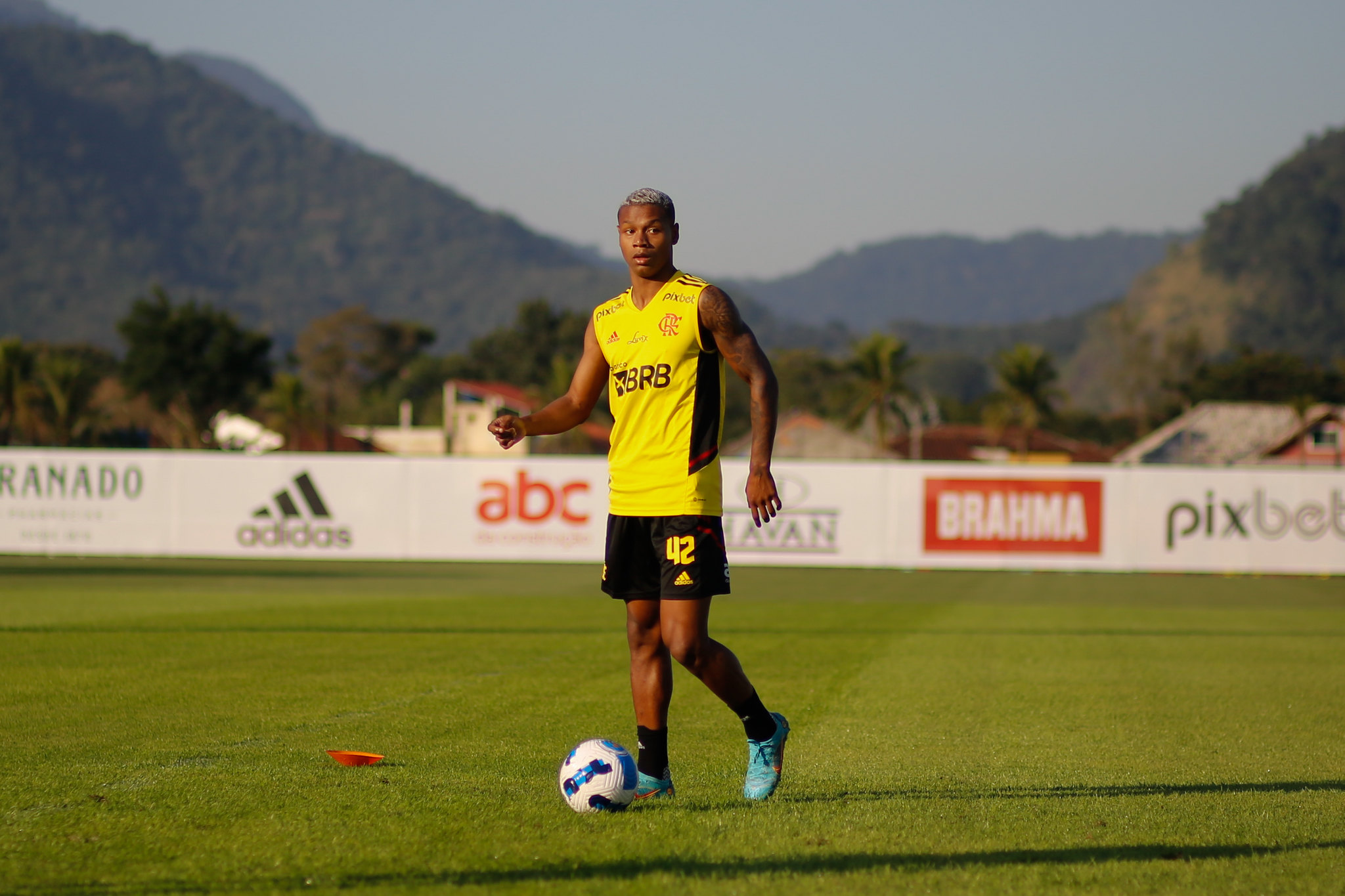 Foto: Flickr Oficial CR Flamengo/Gilvan de Souza     França tem sete partidas pelo “profi”, sendo duas como titular, e um gol marcado