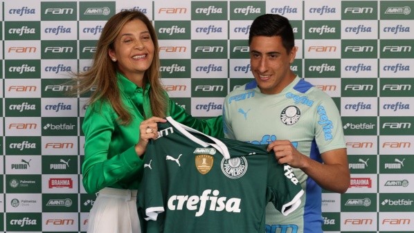 A presidente Leila Pereira, da SE Palmeiras, apresenta o jogador Miguel Merentiel (D), a mais nova contracão do clube, na Academia de Futebol. (Foto: Cesar Greco)