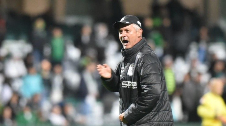Ângelo também rasgou elogios ao técnico Lisca Doido. Foto: Ivan Storti/ Santos