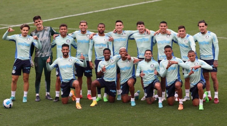 Elenco palmeirense brincou com Endrick após o atacante ter perdido 2 gols contra o Coritiba. Foto: César Greco/ Palmeiras