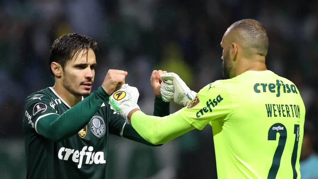 Foto: Cesar Greco – Veiga e Weverton voltaram ao Brasil, mas não estarão à disposição de Abel contra o Bahia