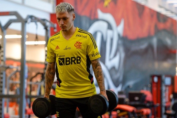 Foto: Flickr Oficial CR Flamengo/Marcelo Cortes     Varela se diz 100% pronto para estrear com o Manto Sagrado