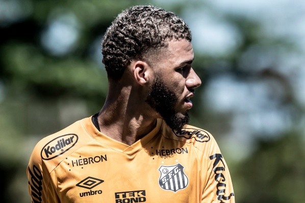 Foto: Ivan Storti/Santos FC – Nathan pode ganhar espaço no Peixe com duas saídas