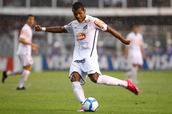 Foto: Ricardo Saibun – Alex Sandro teve excelente desempenho no Santos antes de rumar para a Europa