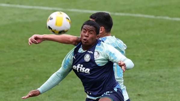 Foto: Cesar Greco – Endrick sobe em dividida com Luan em treino no Palmeiras