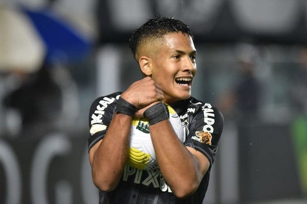 Foto: Ivan Storti/Santos FC – Ângelo lamentou jejum de gols na Vila e ganhou “conselho” de Sánchez