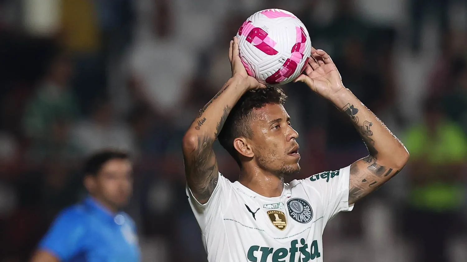 Marcos Rocha se prepara para bater lateral com uniforme branco do Palmeiras